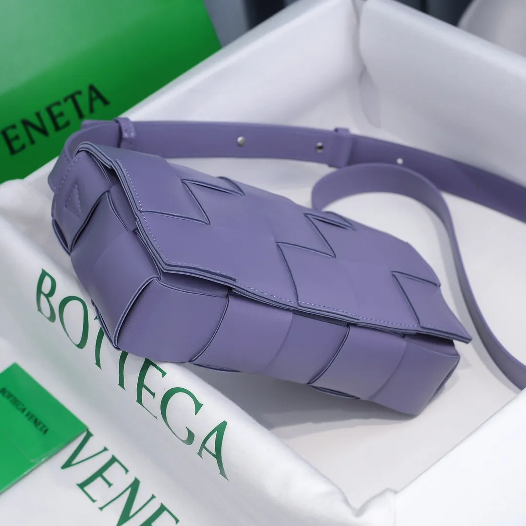 Real shots 👇BV Cassette’s trendy design is earth-shakingly beautiful. The handsome handwriting with flamboyant personality has completely changed the dull style of the past. Beauty is a topic that women can never refuse. Walking on the streets of Milan, you can see her figure everywhere. It is called tofu bag, original sheepskin: the key point is that it can be controlled by both men and women, and has become a big celebrity in the fashion circle. Size 23*15*5 [6687#] Lavender